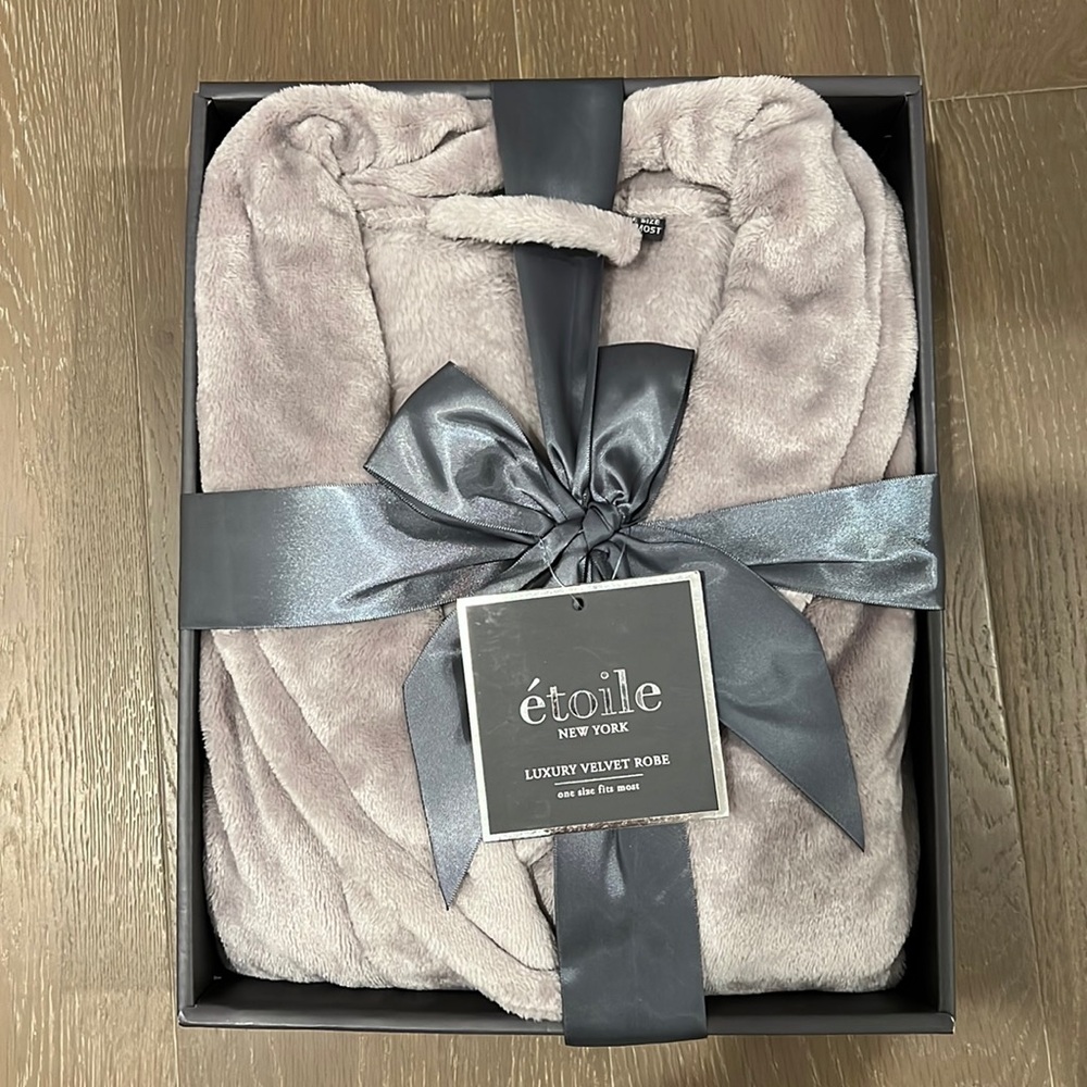 NWT Etoile New York Luxury Velvet Robe
